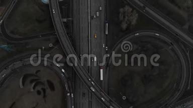 城市主要道路的俯视图.. 道路交叉口的俯视图.. 照相机飞过公路路口. 空中飞行